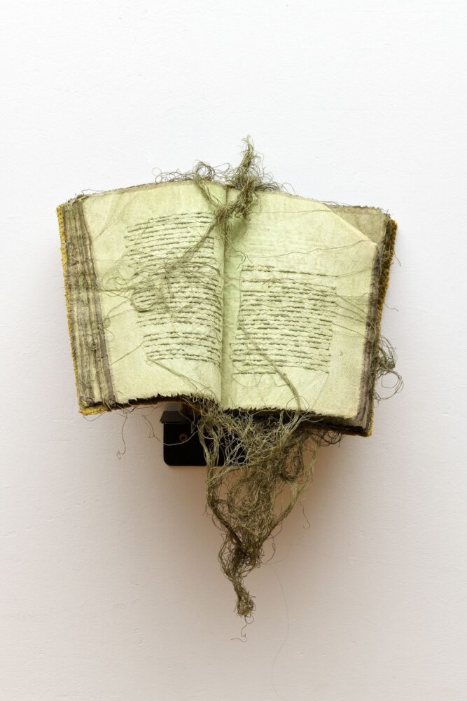 Maria Lai, Tra sogno e risveglio, 2000, stoffa, filo e tempera, 22,5 × 16,5 × 3 cm