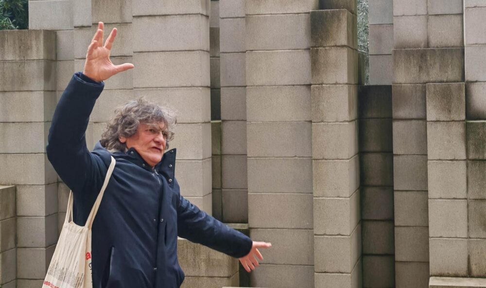 Mario Cristiani davanti a Antony Gormley