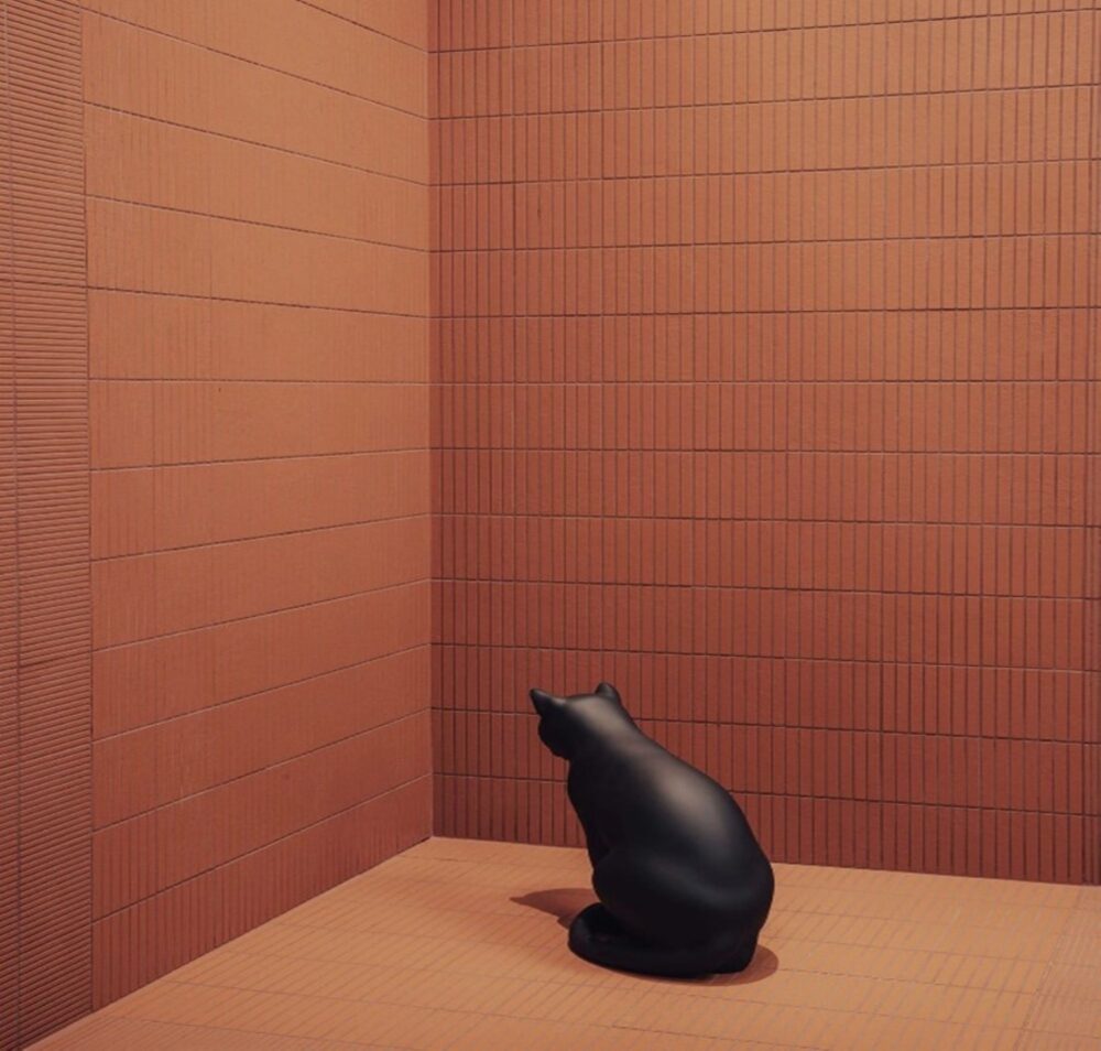 Maurizio Cattelan, IT, 2023. Marmo nero del Belgio, 37 x 19 x 41,5 cm, courtesy Maurizio Cattelan’s Archive