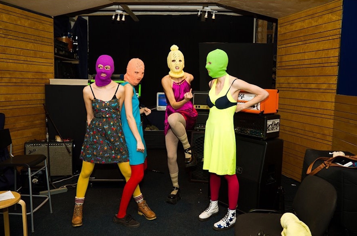 Pussy Riot “organizzazione estremista”: la Russia dichiara guerra al collettivo punk-femminista