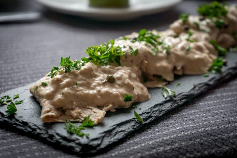 Vitello tonnato, tipico piatto anni Ottanta - Foto di FrankGeorg da Pixabay 