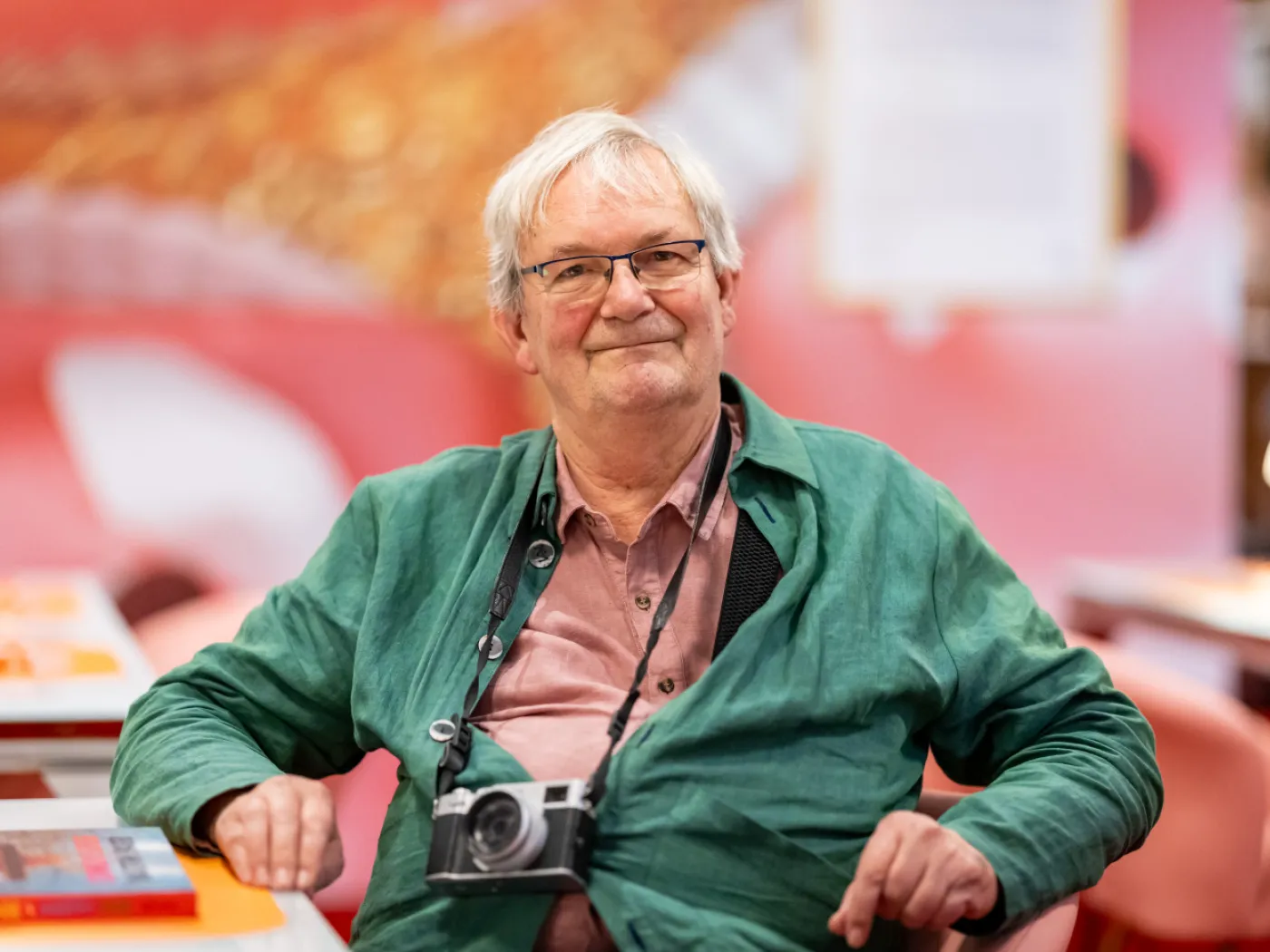 Addio a Martin Parr, il fotografo che immortalò il grottesco a colori
