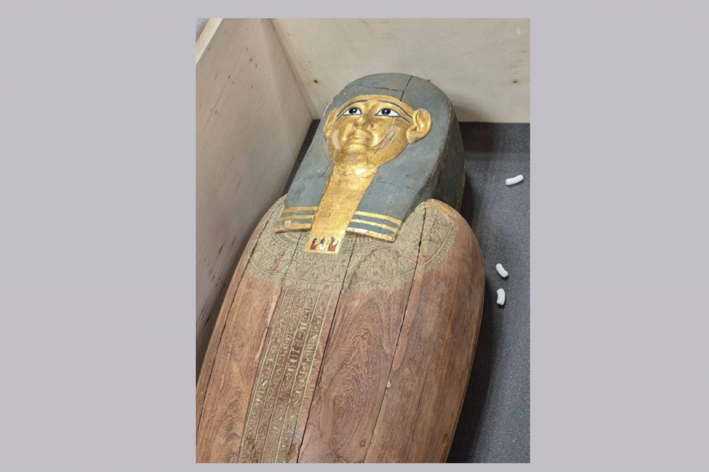 Il Belgio restituisce all’Egitto un sarcofago dorato tolemaico, trafugato un decennio fa