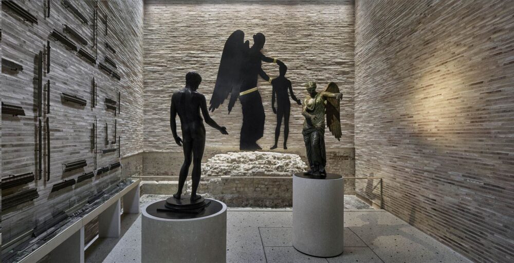 Victoria Mater. L'idolo e l'icona, Brescia, Parco Archeologico di Brescia Romana; immagine di allestimento; fotografia di Alessandra Chemollo; courtesy Fondazione Brescia Musei