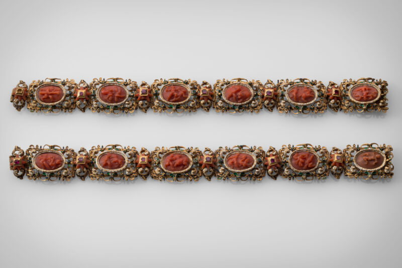 Orafo trapanese seguace di Fra Matteo Bavera, inizio del XVII secolo, bracciali, oro, smalti, corallo e gemme, Trapani, Museo Regionale Agostino Pepoli