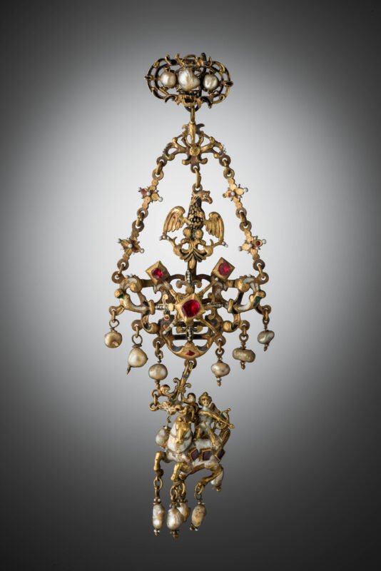 Orafo siciliano della prima metà del XVII secolo, pendente con aquila e Cupido, oro, smalti, gemme e perle, Trapani, Museo Regionale Agostino Pepoli