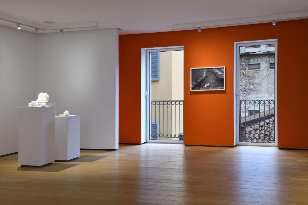 Installation view, Virginia Zanetti. La danza del sale, Building terzo piano, Milano, ph. Michele Alberto Sereni