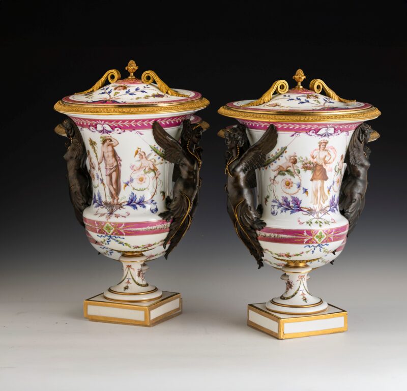 Coppia di vasi da parata con coperchi. Parigi, Manifattura di Sèvres (attribuzione), 1780-1790. Aggiudicato a 466.100 € (stima: € 6.000,00 / 8.000,00). Nome e Data dell’asta: Fine Art Selection - 21 maggio 2025