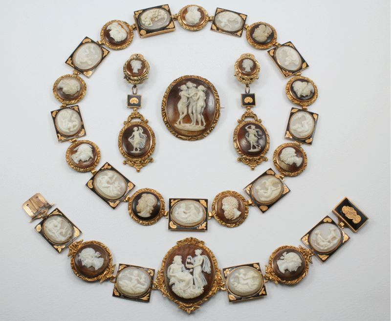 Michele Laudicina (attr.) maestranze orafe trapanesi del XIX secolo, parure, oro, smalti blu e conchiglia, Collezione privata