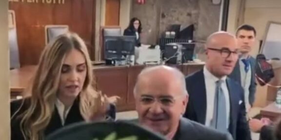 Chiara Ferragni con l'avvocato Giuseppe Iannaccone