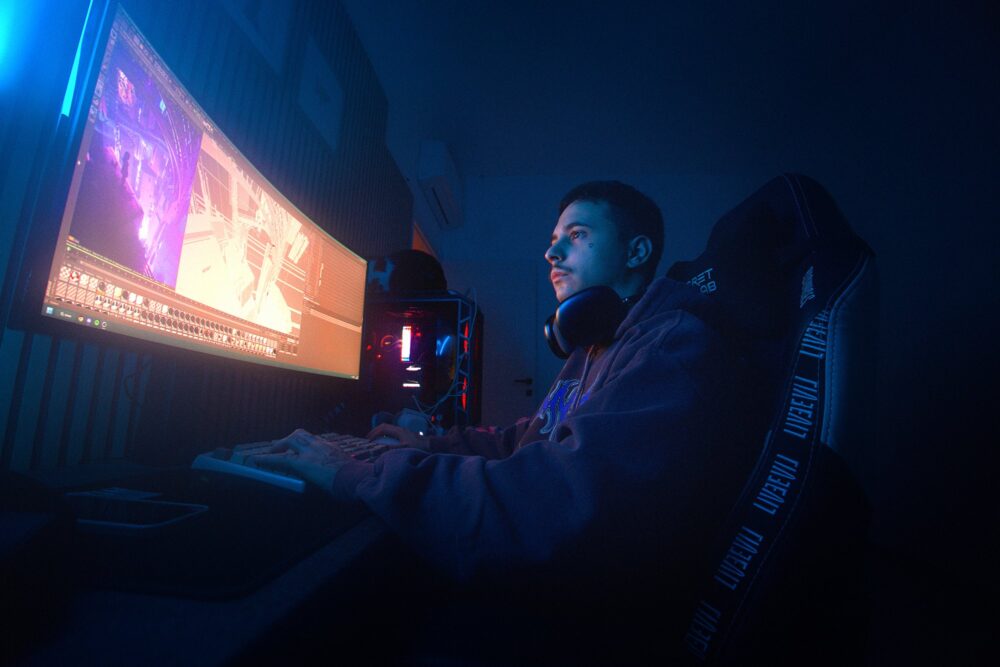 Dangiuz nel suo studio immerso tra i livelli di una sua opera