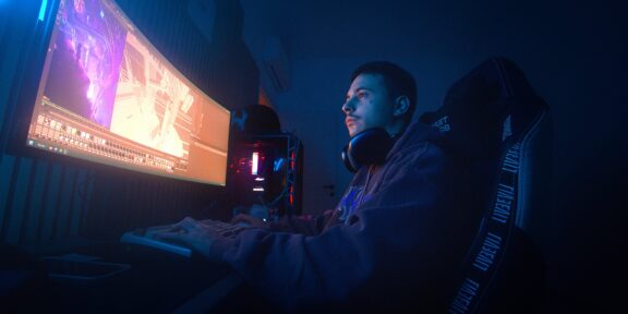 Dangiuz nel suo studio immerso tra i livelli di una sua opera