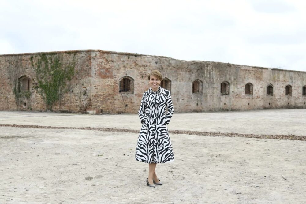 Patrizia Sandretto Re Rebaudengo sull'Isola di San Giacomo (foto Fondazione Sandretto Re Rebaudengo) Venezia