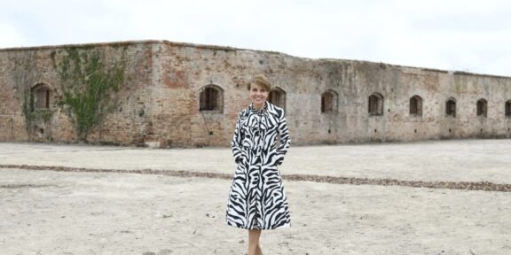 Patrizia Sandretto Re Rebaudengo sull'Isola di San Giacomo (foto Fondazione Sandretto Re Rebaudengo) Venezia