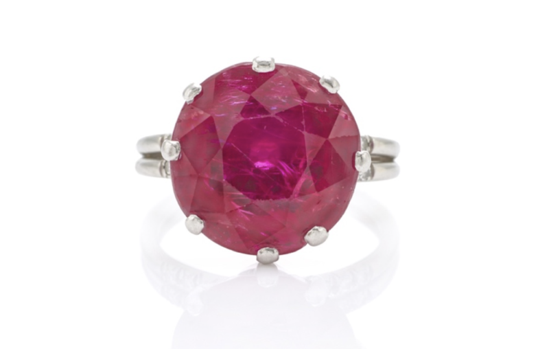Asta 533 lotto 259 – 7 luglio 2025 ANELLO IN PLATINO, RUBINO E DIAMANTI Un rubino di taglio circolare di 14,55 x 14,95 x 8,20 mm con certificazione SSEF che ne dichiara la provenienza dalla Birmania, nessun trattamento termico, oliatura minima e diamanti taglio otto ottavi Peso circa 10,1 g, circonferenza dito 56 Aggiudicato a: € 419.100 Wannenes Casa d'Ast