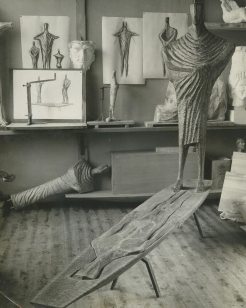 Sculture figurative nello studio di Tomonori Toyofuku, a Tokyo, fine anni Cinquanta