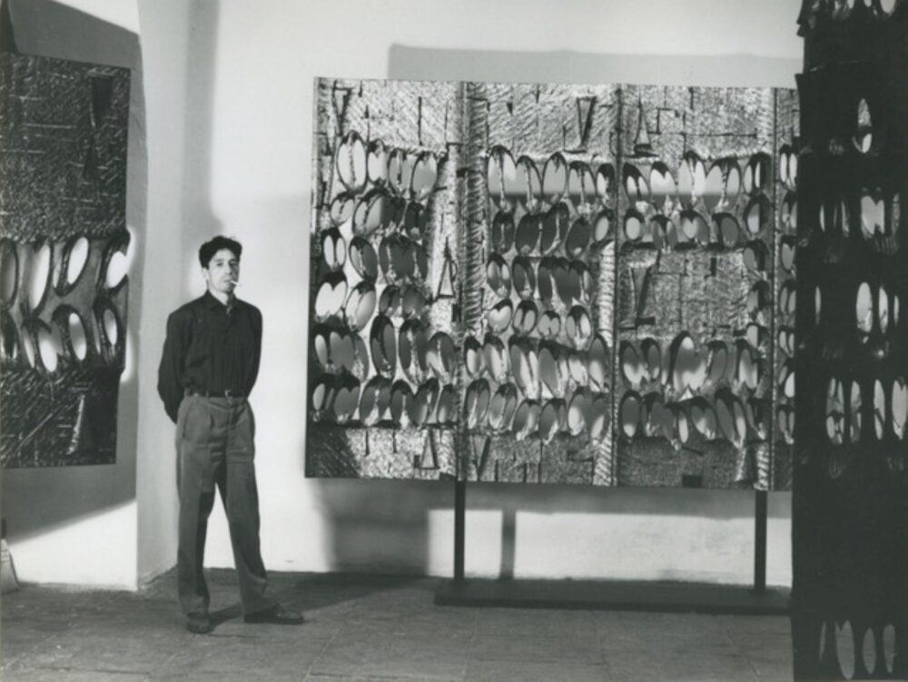 Tomonori Toyofuku con alcuni suoi bronzi, Galleria Il Naviglio, anni Sessanta