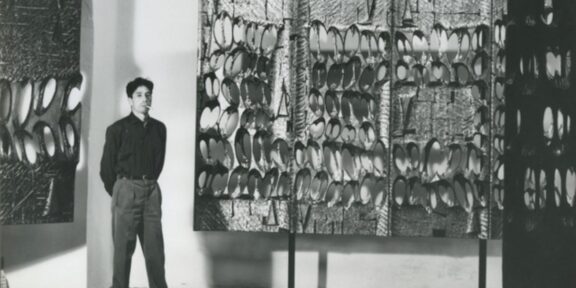 Tomonori Toyofuku con alcuni suoi bronzi, Galleria Il Naviglio, anni Sessanta