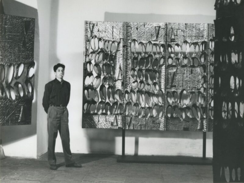 Tomonori Toyofuku con alcuni suoi bronzi, Galleria Il Naviglio, anni Sessanta