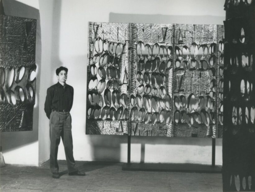 Tomonori Toyofuku con alcuni suoi bronzi, Galleria Il Naviglio, anni Sessanta