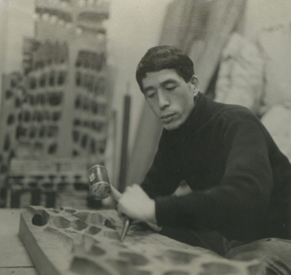 Tomonori Toyofuku realizza le sue prime opere astratte in legno, Milano, anni Sessanta