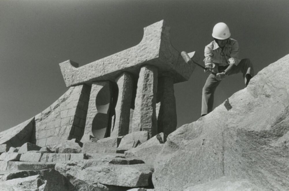 Toyofuku lavora alla fontana in pietra commissionatagli dalla città di Kurume, anni Ottanta