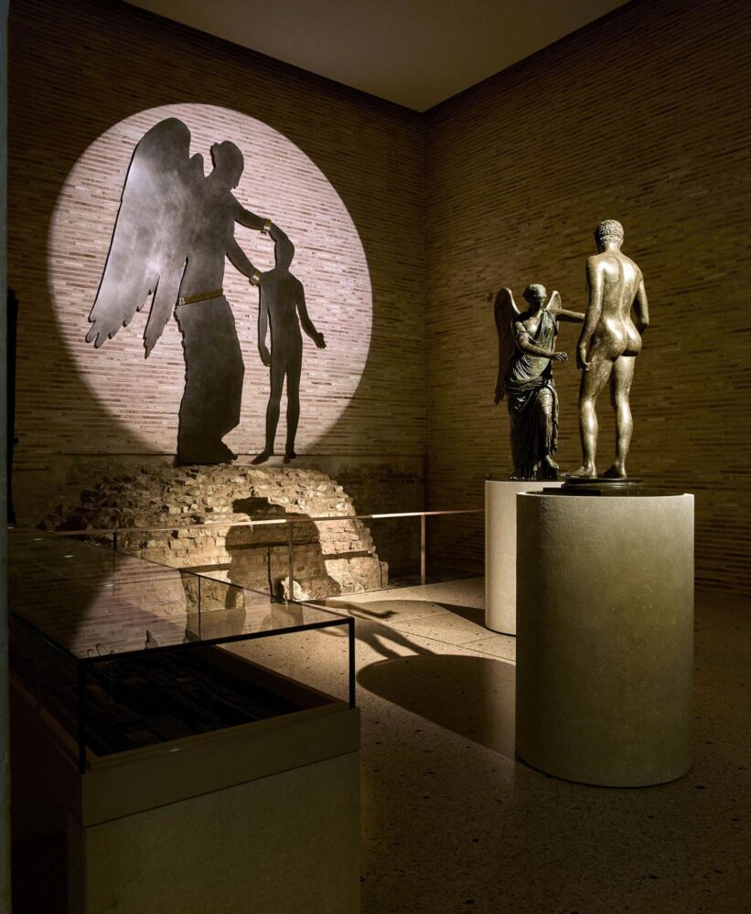 Victoria Mater. L'idolo e l'icona, Brescia, Parco Archeologico di Brescia Romana; immagine di allestimento; fotografia di Alessandra Chemollo; courtesy Fondazione Brescia Musei