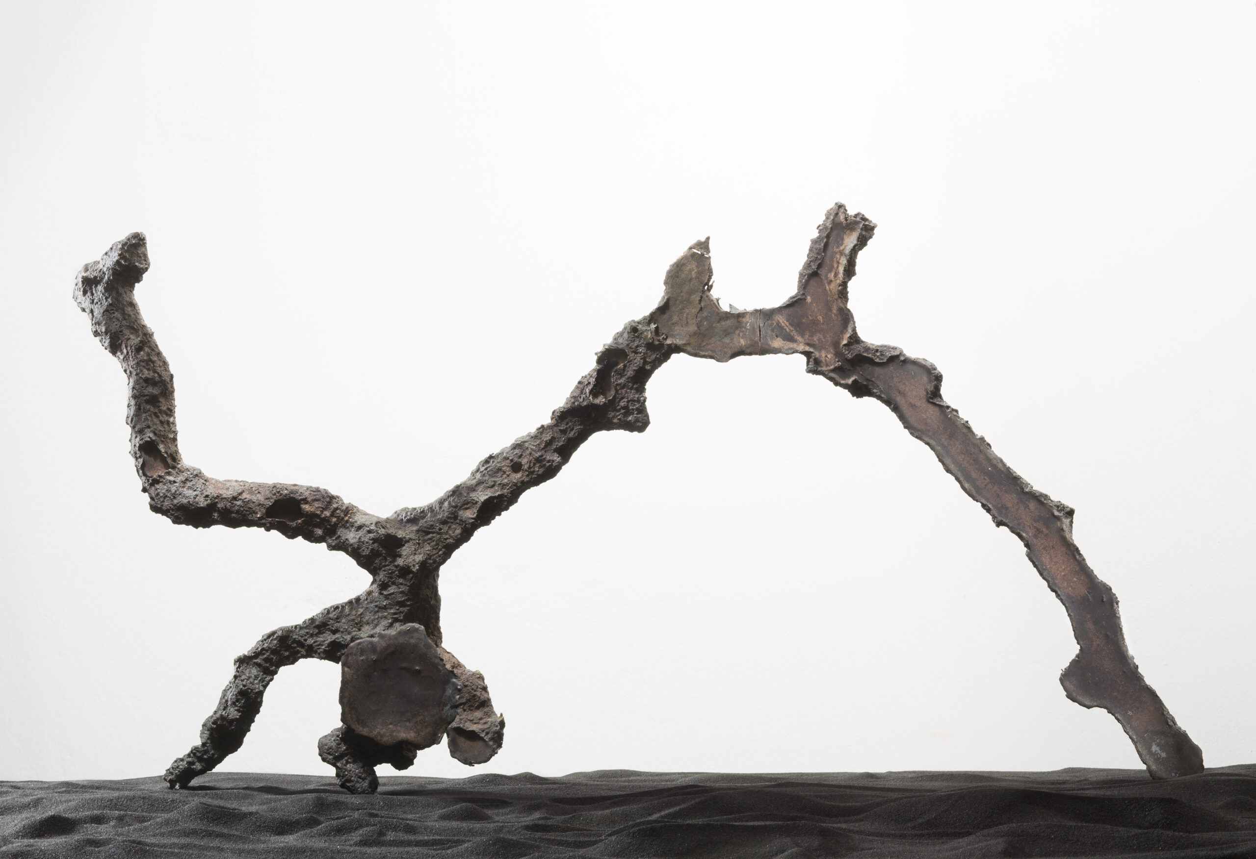 Inseguire l’inatteso: tre artisti per perdere il controllo