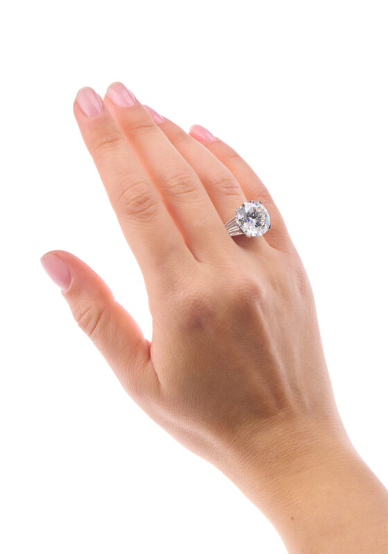 ANELLO IN PLATINO CON DIAMANTI , Diamante centrale taglio a brillante 10,01 ct G color. VVS1 Diamanti laterali taglio tapers. Stima: € 250.000 / 350.000. Venduto a € 302.400,00 - Capitolium Art