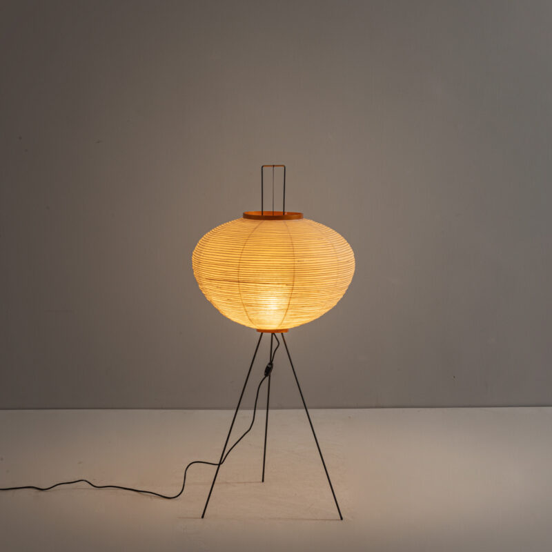 Lotto 190ISAMU NOGUCHI Lampada da terra mod. 10A. Acciaio verniciato, carta di gelso, legno. Produzione Akari anni '50. STIMA € 2.400 - 2.600 Wannenes