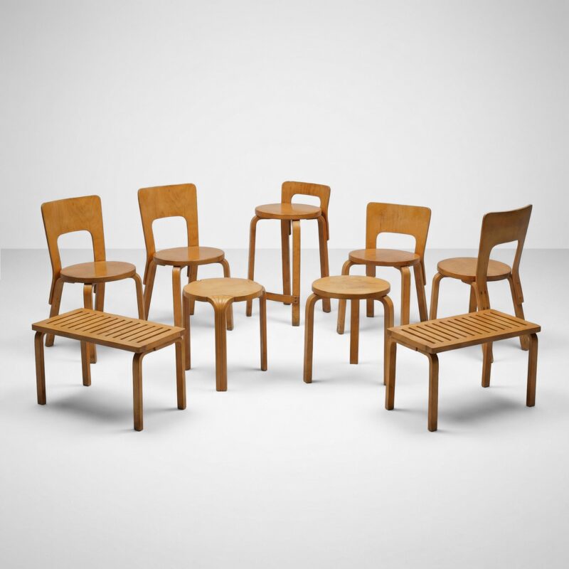 Lotto 373, Alvar Aalto, set di sedute composto da quattro sedie, quattro sgabelli e due panche. Stima 3.000-4.000 euro. Cambi Casa d'Aste