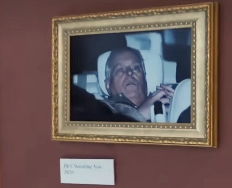 La foto dell'ex principe Andrea esposta al Louvre