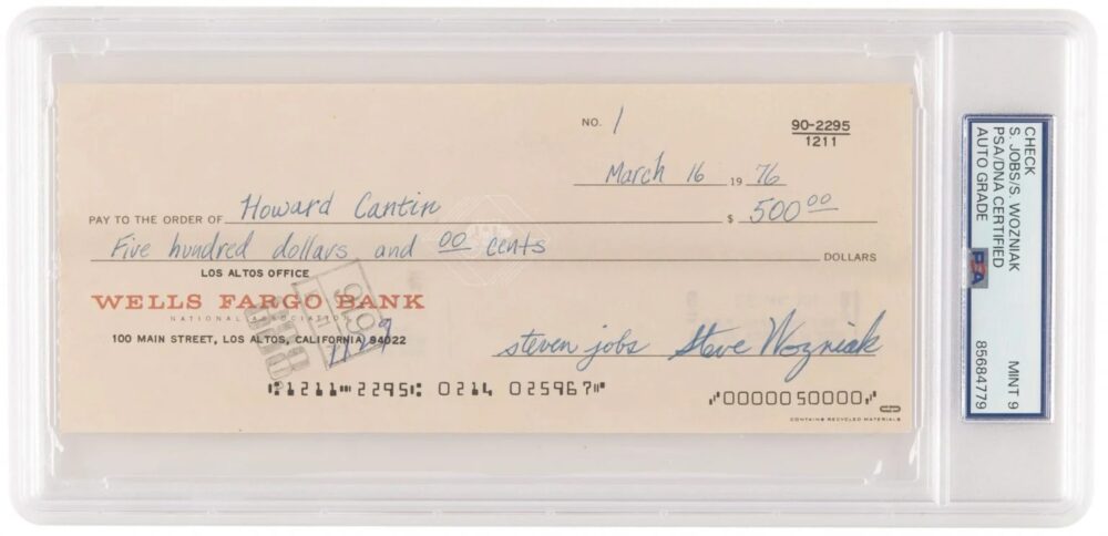 L’assegno originale da 500 dollari firmato da Steve Jobs e Steve Wozniak (foto courtesy RR Auction)