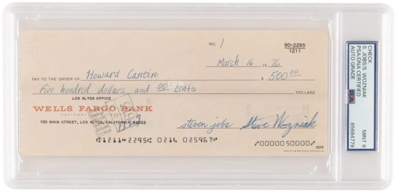 L’assegno originale da 500 dollari firmato da Steve Jobs e Steve Wozniak (foto courtesy RR Auction)