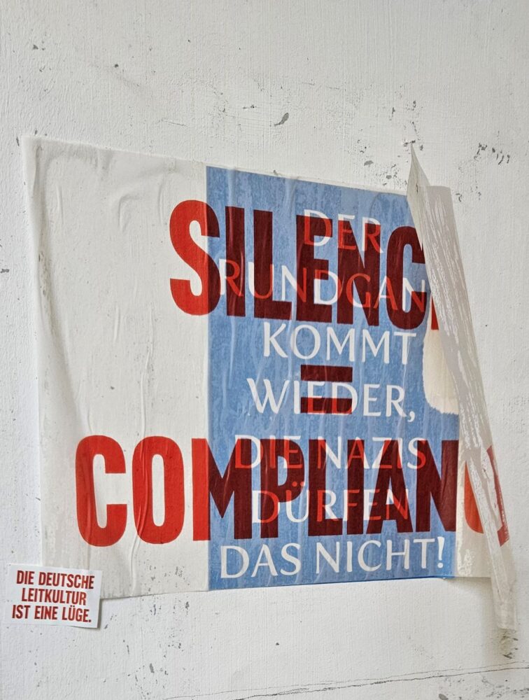 Manifesti appesi sulle pareti della Kunstakademie. Si legge Il Rundgang torna sempre, i nazisti non possono. Foto Della Ventura