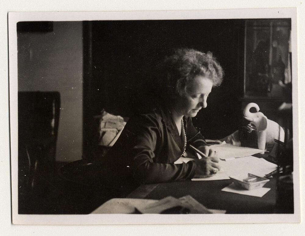 Margherita Sarfatti al tavolo di lavoro (copyright MART Rovereto)