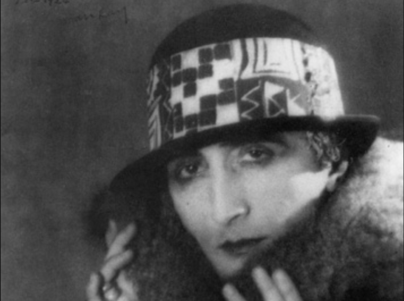 Rrose Sélavy (Marcel Duchamp). 1921. Photograph by Man Ray. Art Direction by Marcel Duchamp. Silver print. 5-7/8" x 3"-7/8". Philadelphia Museum of Art - fonte Wikimedia Commons (dettaglio)