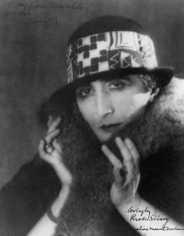 Rrose Sélavy (Marcel Duchamp). 1921. Photograph by Man Ray. Art Direction by Marcel Duchamp. Silver print. 5-7/8" x 3"-7/8". Philadelphia Museum of Art - fonte Wikimedia Commons