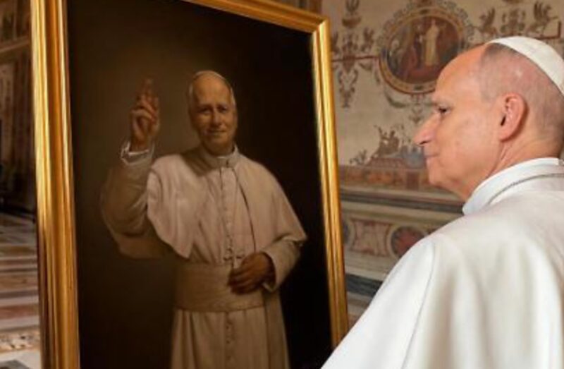 Papa Leone XIV con il nuovo ritratto ufficiale