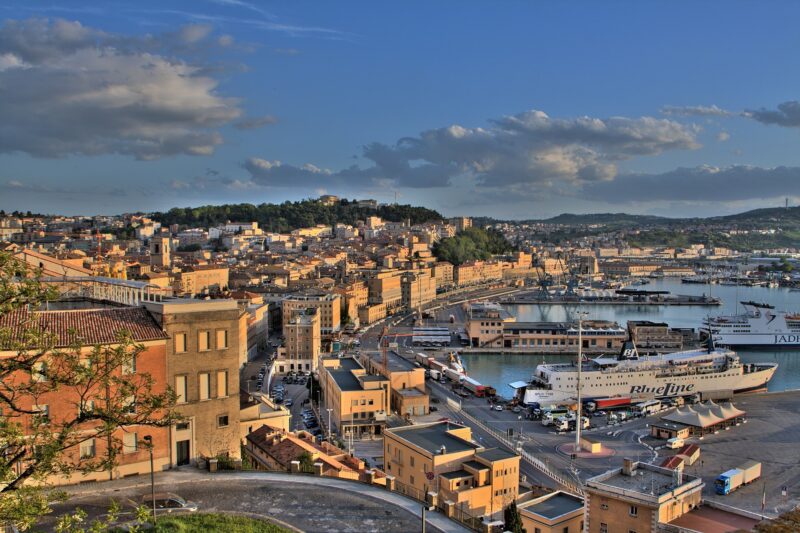 Il Porto di Ancona. Enrico Matteucci from Camerano, Ancona. Immagine tratta da Wikimedia, CC BY 2.0