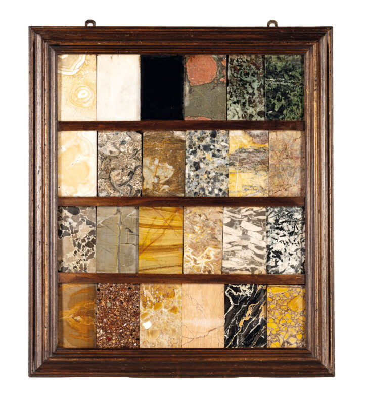 Lotto 23, Collezione di circa 930 formelle di marmi antichi e pietre dure diverse, XIX secolocomposta da tessere antiche di recupero, completa di tre cassettiere espositori in legno ebanizzato, una serie di binari pensili moderni in ferro dipinto e altre formelle raccolte a campionario in cinque riquadri in cornici moderne di legno patinato La singola tessera, cm 12,5X7,5X1,7 Espositori, cm 65,5X85X60 Le cornici, cm 63,5X55 (una più piccola, cm 55X51). Stima € 50.000 - 80.000 - Wannenes