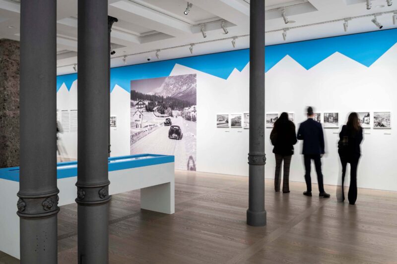 Allestimento della mostra La strada per Cortina, Gallerie d’Italia, Milano
