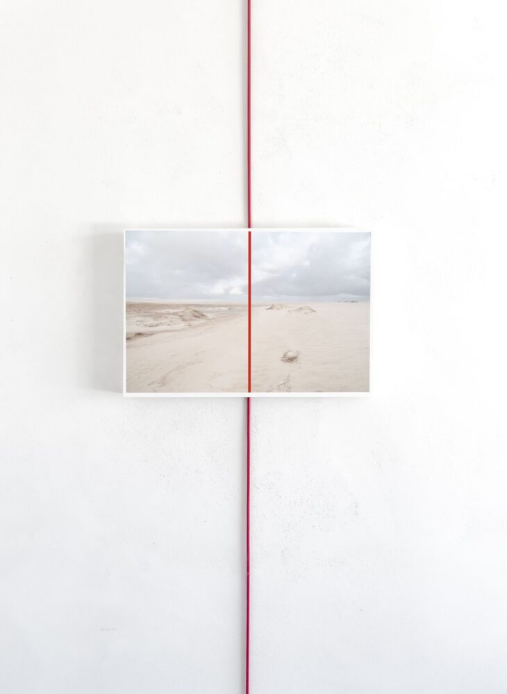 Fabian Albertini, Vermelho Maranhão, 2026, Fotografia Digitale + linea in Latex Naturale, 46 x 68 x 4 cm. Galleria LINK STUDIO ARTE