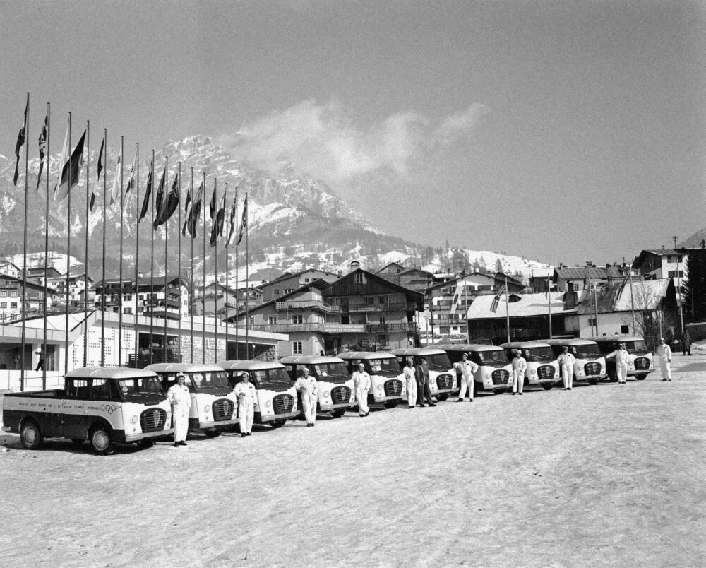 Furgoni Romeo della Alfa Romeo con autista, a disposizione dei partecipanti, schierati davanti allo Stadio del ghiaccio, 31 gennaio 1956, Fotografia di Publifoto, Archivio Publifoto Intesa Sanpaolo