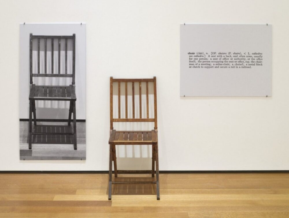 Joseph Kosuth, One and Three Chairs, 1965, One and Three Mirrors, 1965. Two mounted photographs and mirror. Collection of the artist, courtesy the artist and Sean Kelly Gallery, foto by Jason Wyche