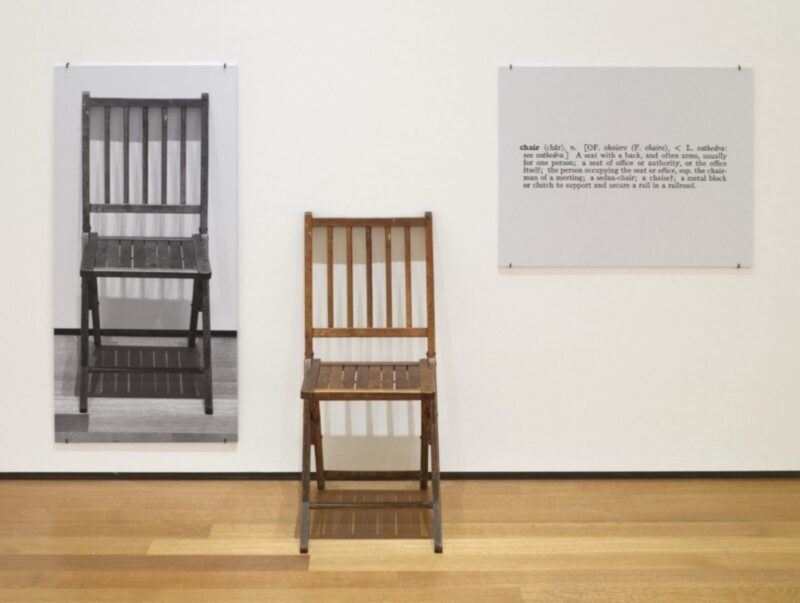 Joseph Kosuth, One and Three Chairs, 1965, One and Three Mirrors, 1965. Two mounted photographs and mirror. Collection of the artist, courtesy the artist and Sean Kelly Gallery, foto by Jason Wyche