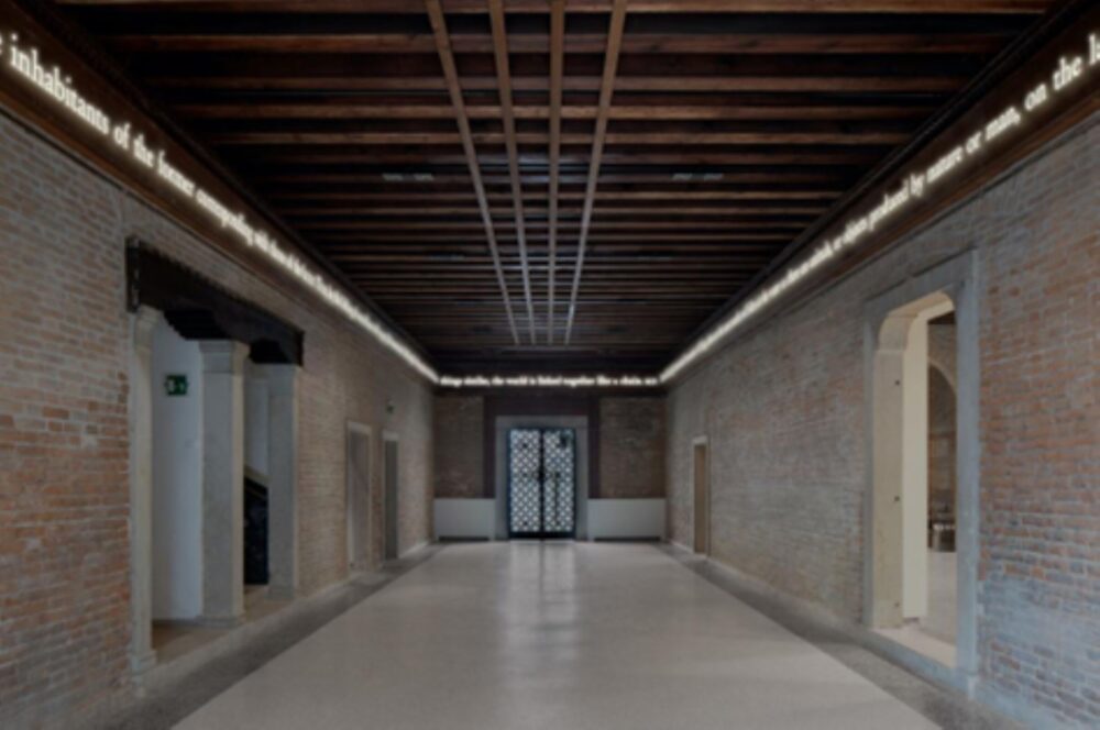 Joseph Kosuth. A Chain of Resemblance, 2025. Neon bianco caldo montato direttamente a parete. Dimensioni variabili. Collezione dell'artista. Foto (rendering) Joseph Kosuth Studio