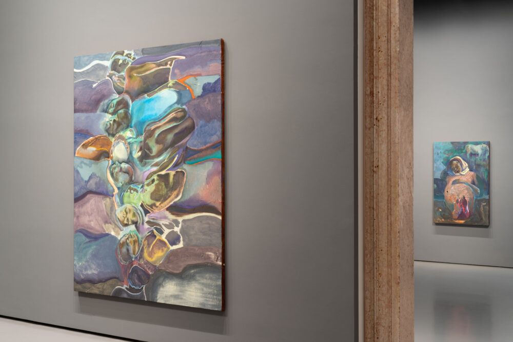 Michael Armitage, Installation view, “Holding Cell”, 2021; “Europa”, 2025. Olio su lubugo. Courtesy of the Artist. Photo Marco Cappelletti Studio