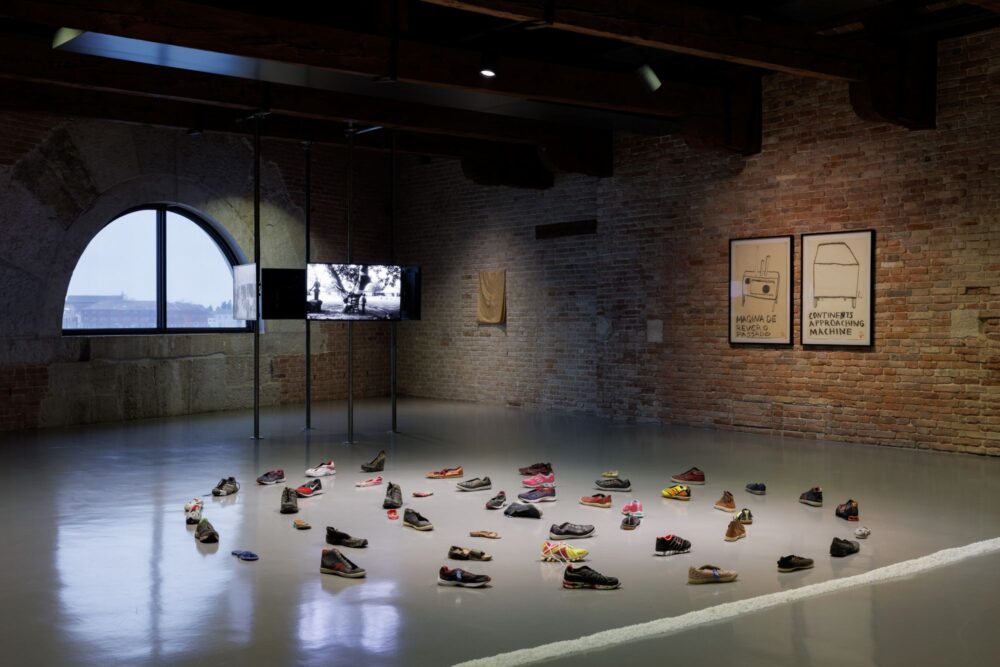 Paulo Nazareth, Installation view. Al centro, video “L’Arbre D’Oublier”, 2013. Pinault Collection © Palazzo Grassi, Pinault Collection. Photo Jacopo Salvi
