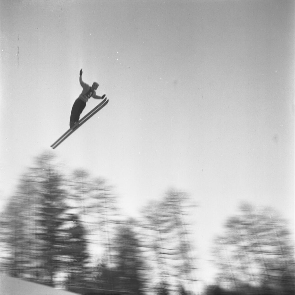 Salto con gli sci, 8 gennaio 1956, Fotografia di Franco Gremignani – Publifoto, CSAC, Università di Parma